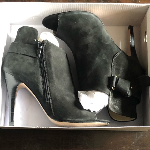 Gorgeous Periera Suede Peep Toe Booties 🖤 - Picture 7 of 8